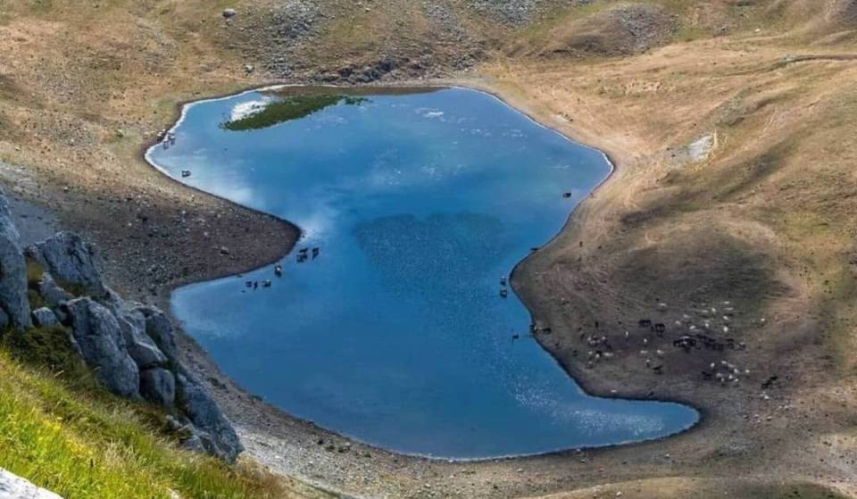 The “eight”-shaped lake just over an hour from Rome that looks like an Alpine mirage