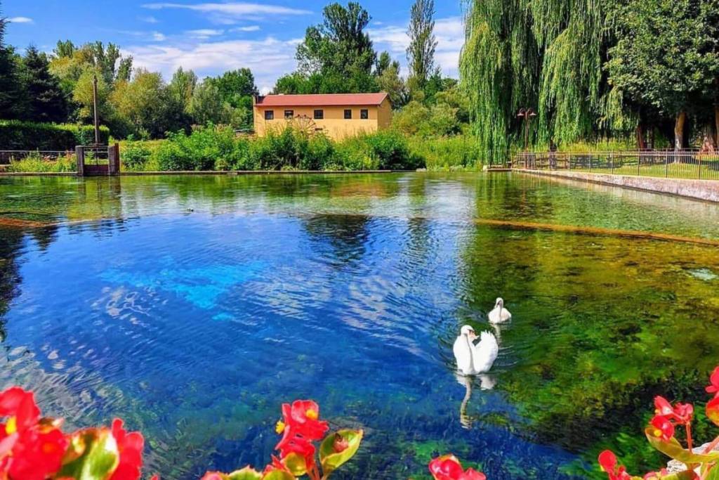Oásis natural das Nascentes de Santa Susanna em Rieti, destino para passeios fora da cidade perto de Roma, com águas cristalinas e natureza intocada.