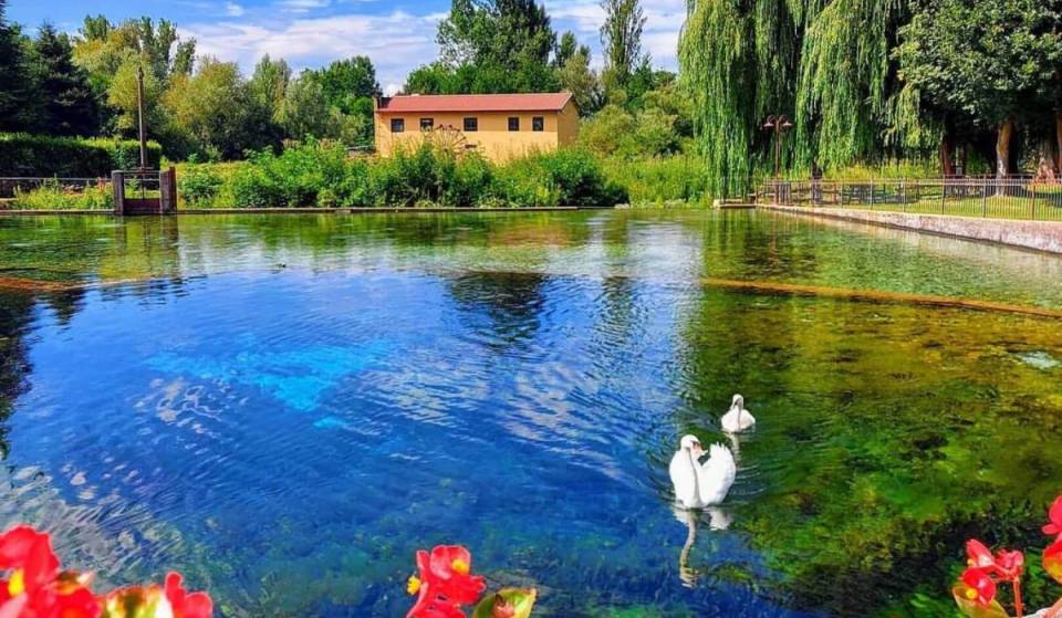 Una delle sorgenti più grandi d’Europa è a un’ora e mezza da Roma: ha un’acqua così limpida da sembrare invisibile