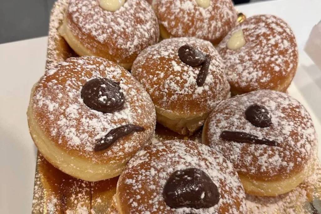pastelaria com creme de caramelo