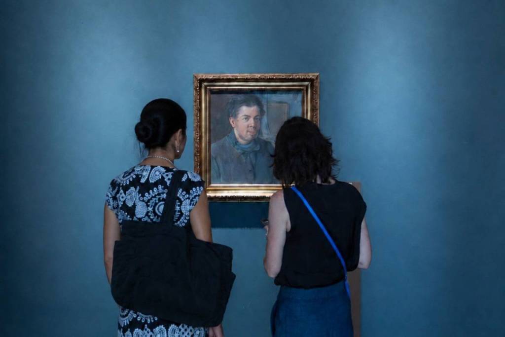 Due visitatrici osservano un ritratto di Diego Rivera in una mostra d’arte moderna messicana nei Musei Capitolini
