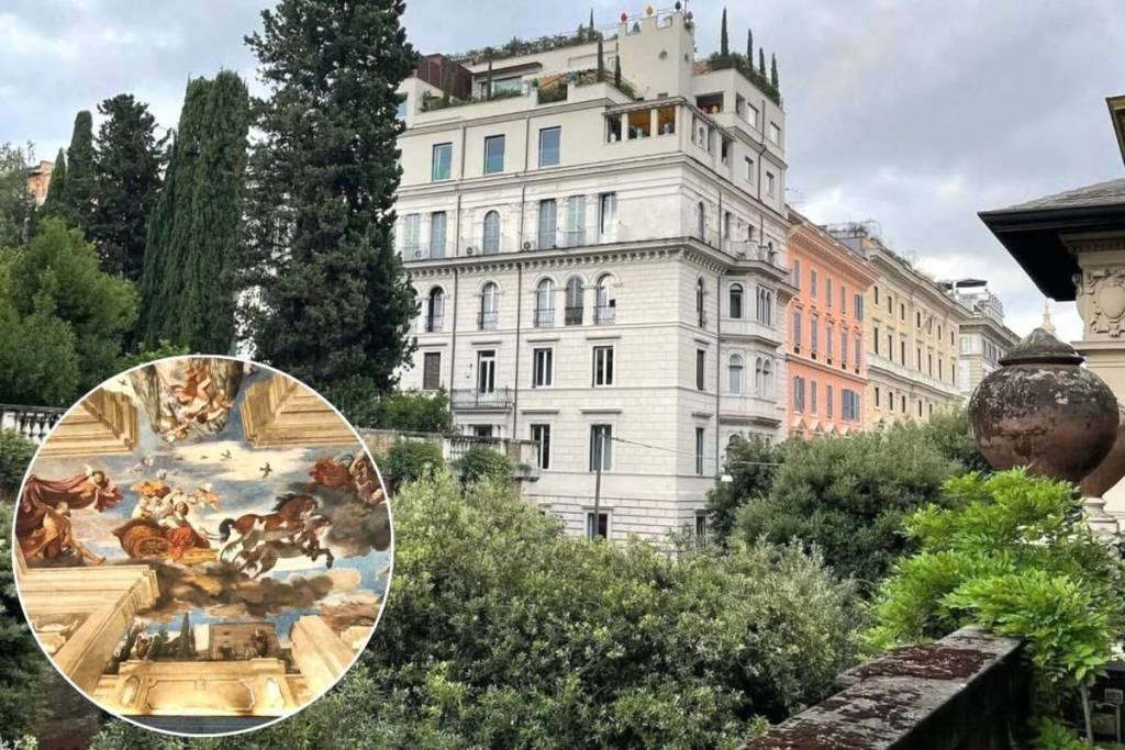 Facciata esterna di Villa Aurora (Casino Ludovisi) a Roma con inserto circolare dell'affresco dell'Aurora del Guercino.