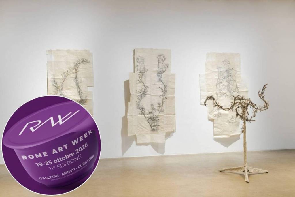 Ausstellung zeitgenössischer Kunst bei der Rome Art Week mit Installationen auf Papier und Holzskulpturen aus dem Atelier von Carolyn Angus sowie einer Beilage des Veranstaltungsplakats.