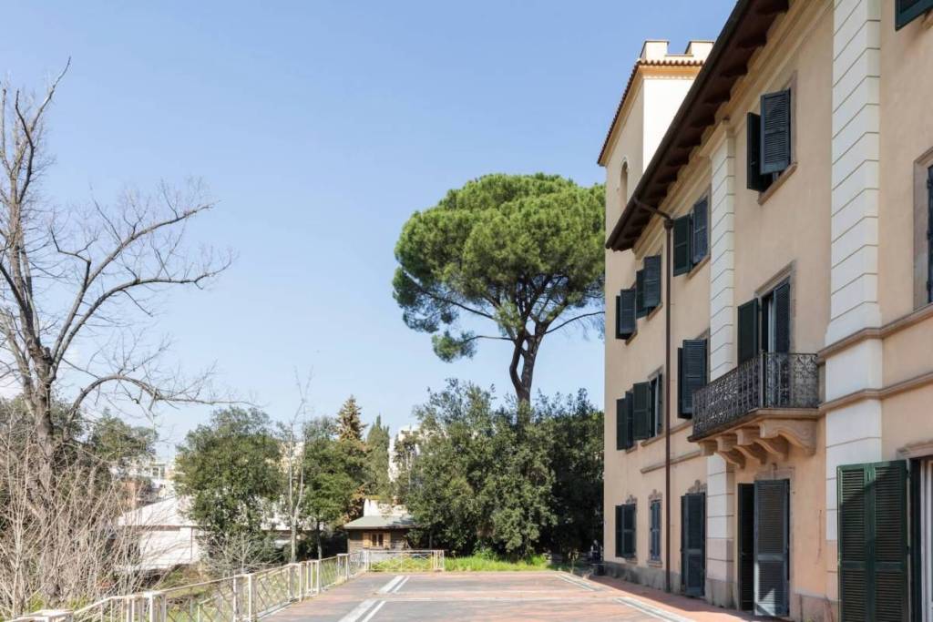 Facciata e terrazzo di Villa Dufour Whitaker nel quartiere Parioli a Roma circondata dal parco alberato.