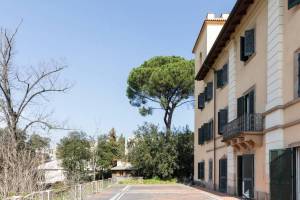 Nel 2021 una storica villa con parco privato nel cuore di via Monti Parioli è stata venduta per quasi 23 milioni di euro, segnando una delle transazioni residenziali indipendenti più importanti del quartiere
