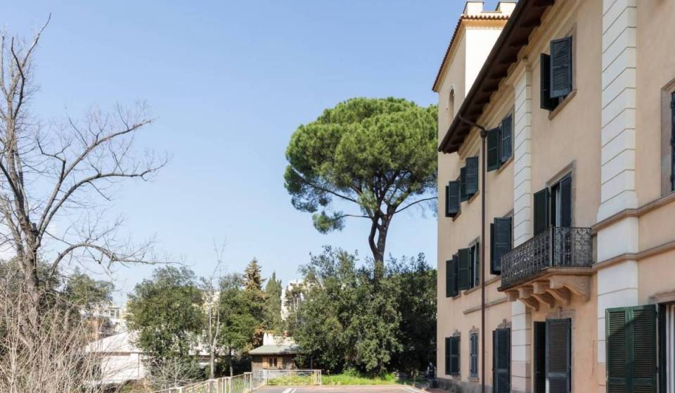 Nel 2021 una storica villa con parco privato nel cuore di via Monti Parioli è stata venduta per quasi 23 milioni di euro, segnando una delle transazioni residenziali indipendenti più importanti del quartiere