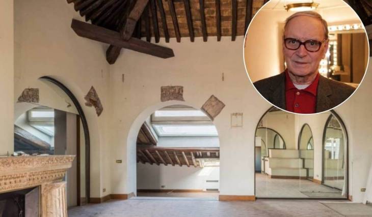 Nel 2022 la casa di Ennio Morricone in via dell’Ara Coeli era in vendita a 12 milioni di euro: oggi nello studio affacciato sul Campidoglio, con gli Oscar ancora sulla mensola, la Fondazione voluta dalla famiglia custodisce partiture e registrazioni mai ascoltate per intero