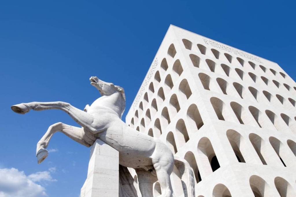 statua di un cavallo davanti ad un edificio bianco in zona EUR a Roma