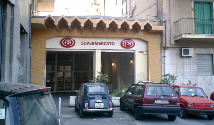 Nel 1961, GS ha aperto il suo primo storico supermercato a Roma (nell’ex mensa del Villaggio Olimpico); 49 anni dopo, nel 2010, l’insegna ha smesso di esistere, venendo definitivamente cancellata per fare spazio ai francesi di Carrefour