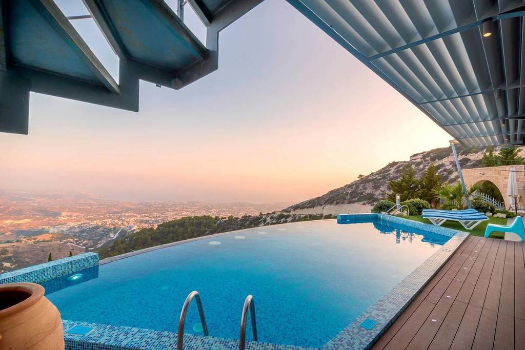 piscina con vistas a la ciudad