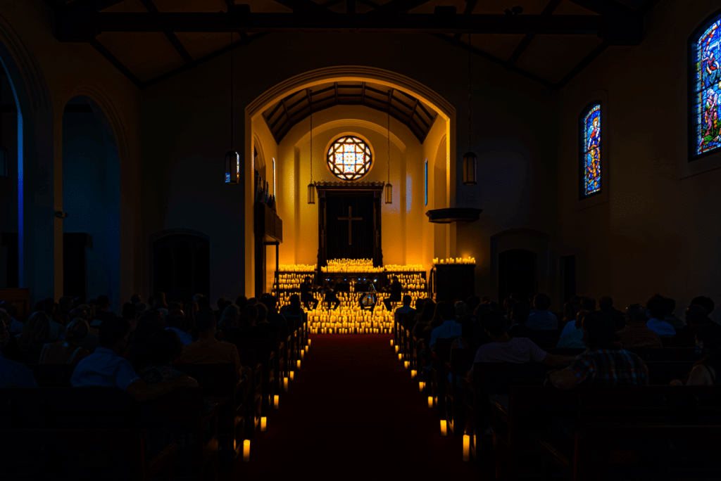 El altar de CHAPEL resplandeciendo a la luz de las velas.
