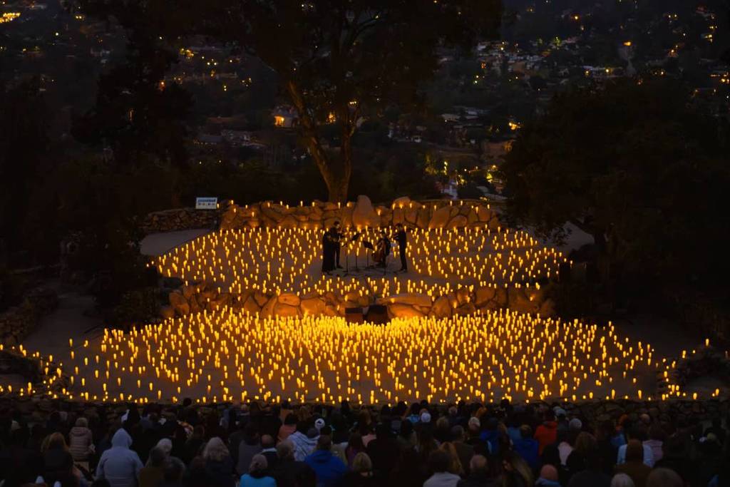 Un cuarteto de cuerda rodeado de velas en un concierto Candlelight en el Mt Helix Park de San Diego