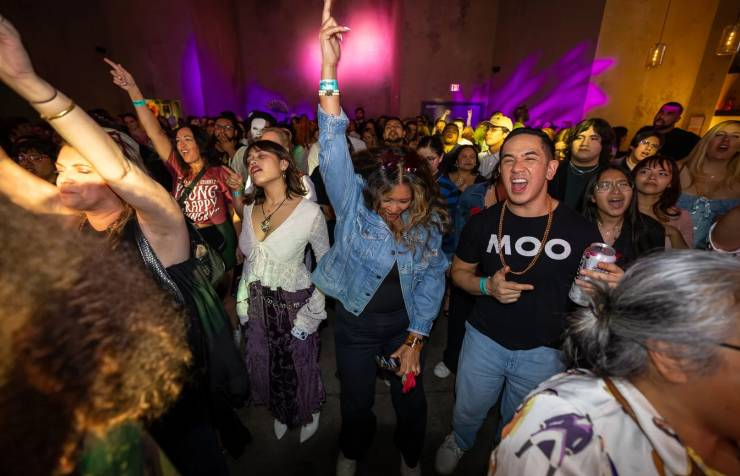 Gente en una fiesta Broadway Rave