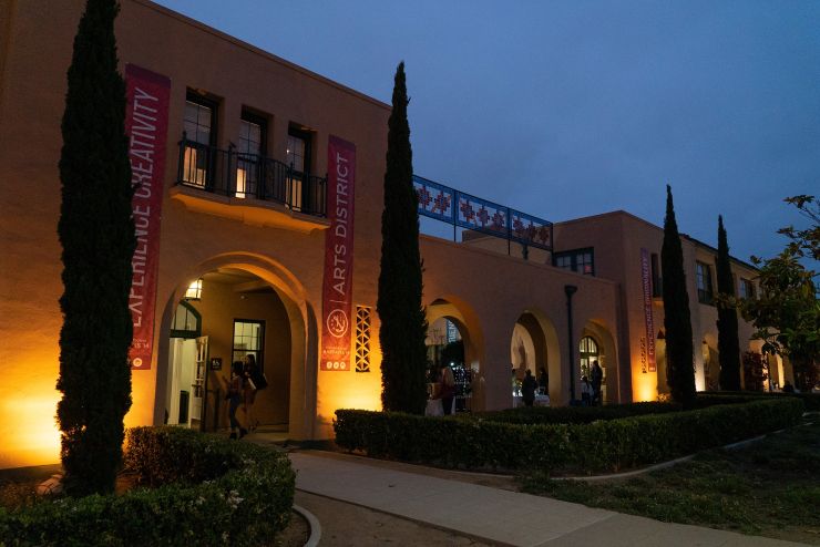 Distrito artístico Liberty Station en San Diego por la noche