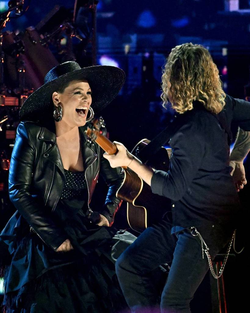 Pink en concierto con su guitarrista