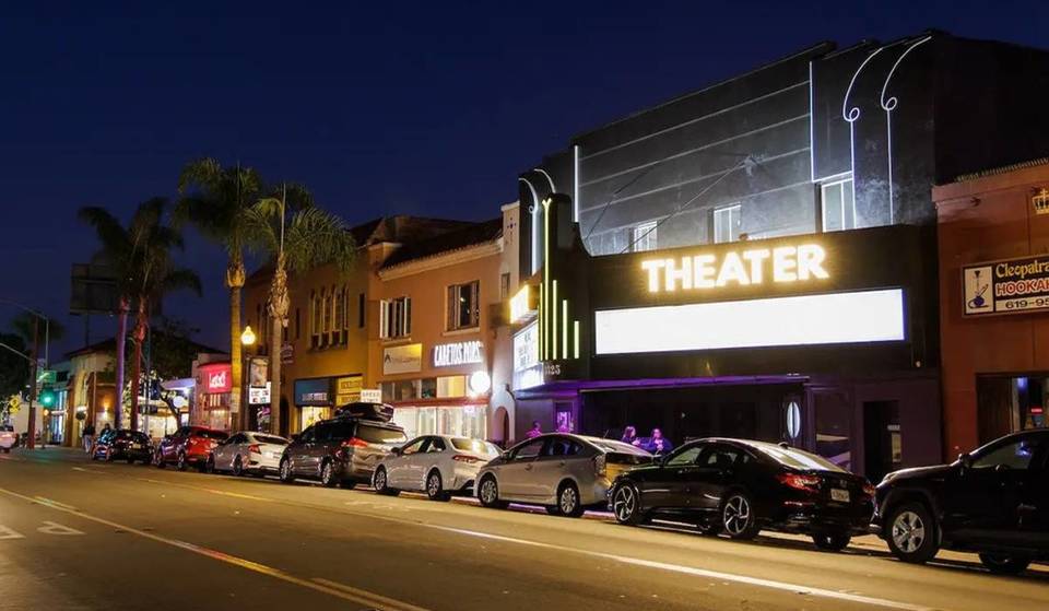 Siéntete nostálgico en el Teatro Adams Avenue: un lugar para eventos de entretenimiento en vivo en Normal Heights