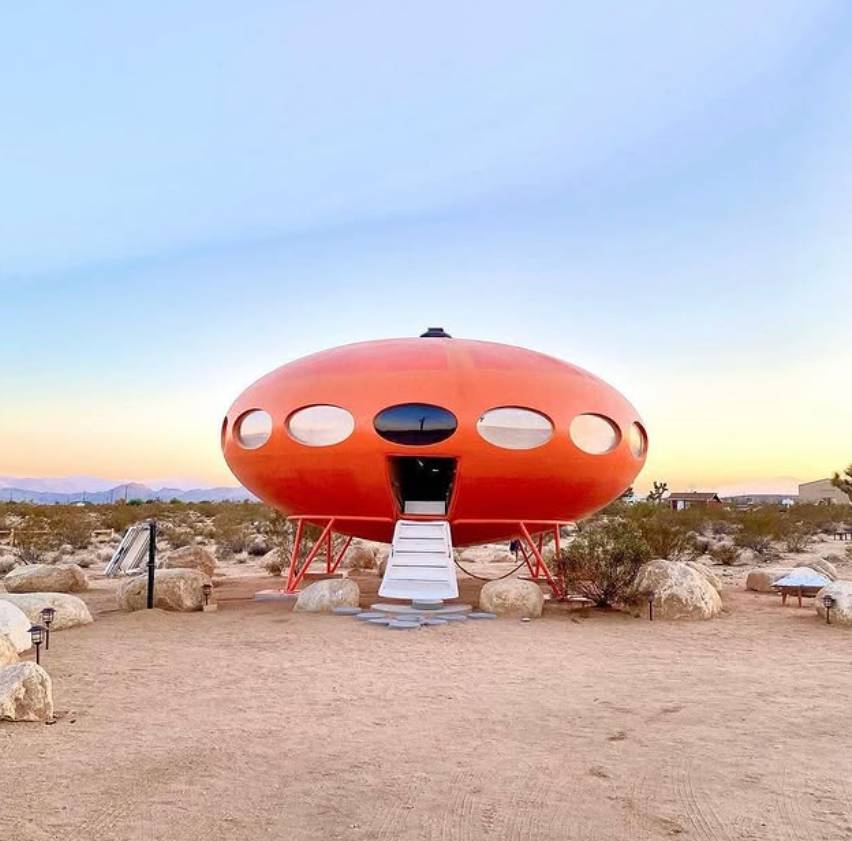 UFO airbnb AREA 55