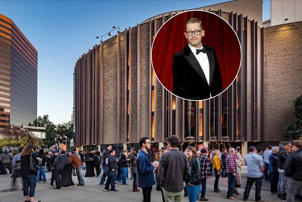 Retrato del actor de Solo en casa Macaulay Culkin y fondo del Teatro Cívico de San Diego
