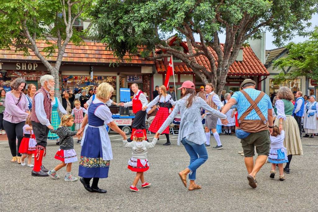 gente en los Días Daneses de Solvang