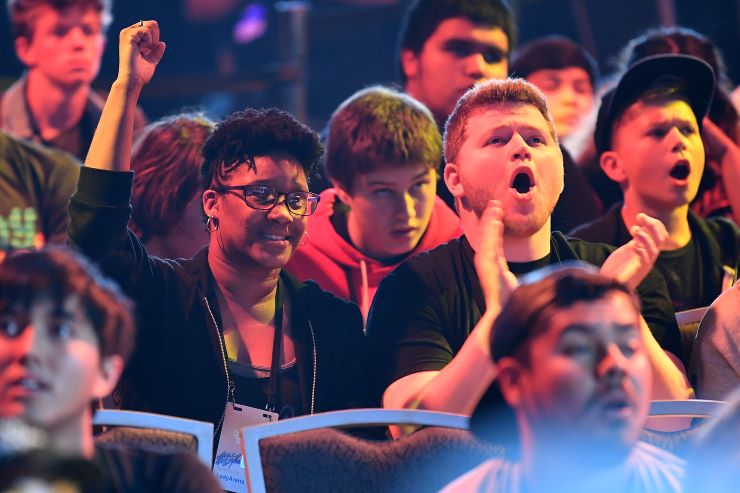 people cheering at TwitchCon