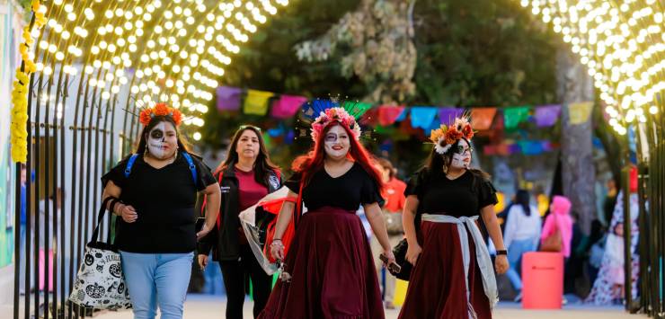 women celebrating dia de los muertos
