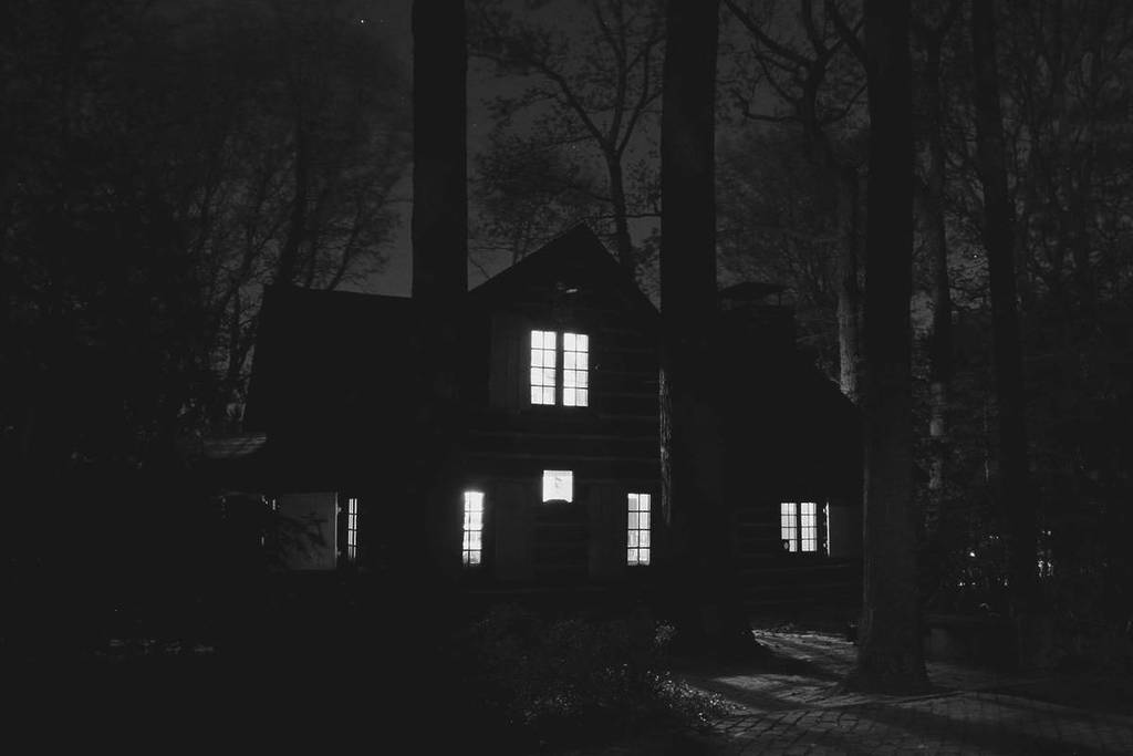 una casa en la oscuridad