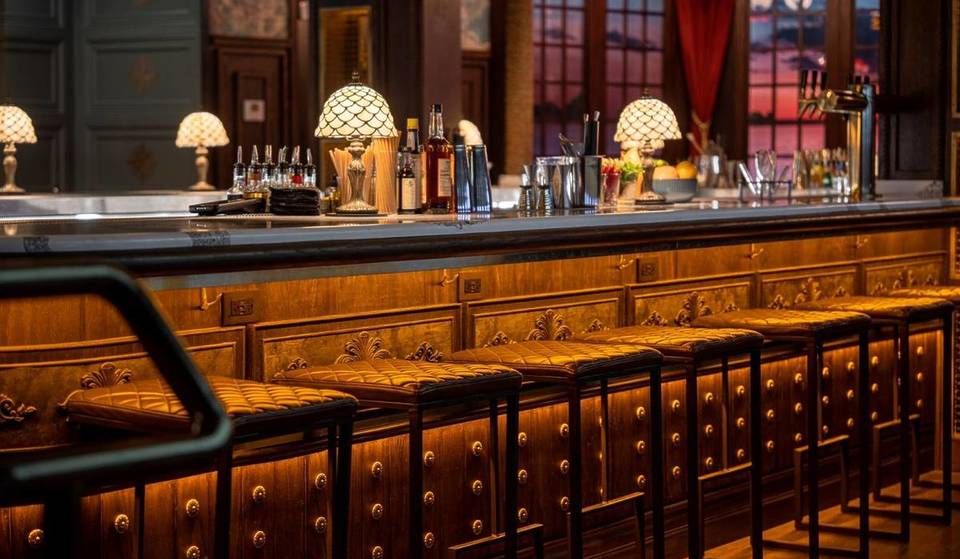 Alerta de gema oculta: este bar de San Diego con un barco pirata embrujado y cócteles de edición limitada como &#8216;Basic Witch»