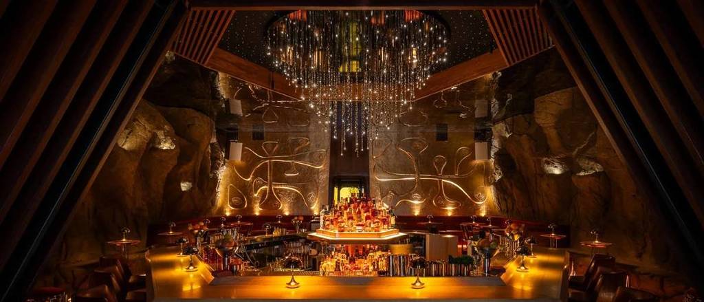 sala dorada con lámpara de araña en el interior de Starlite San Diego