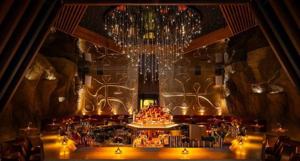Este legendario bar de San Diego vuelve con sus cavernosas paredes de roca, una enorme lámpara de araña y té con leche en el menú