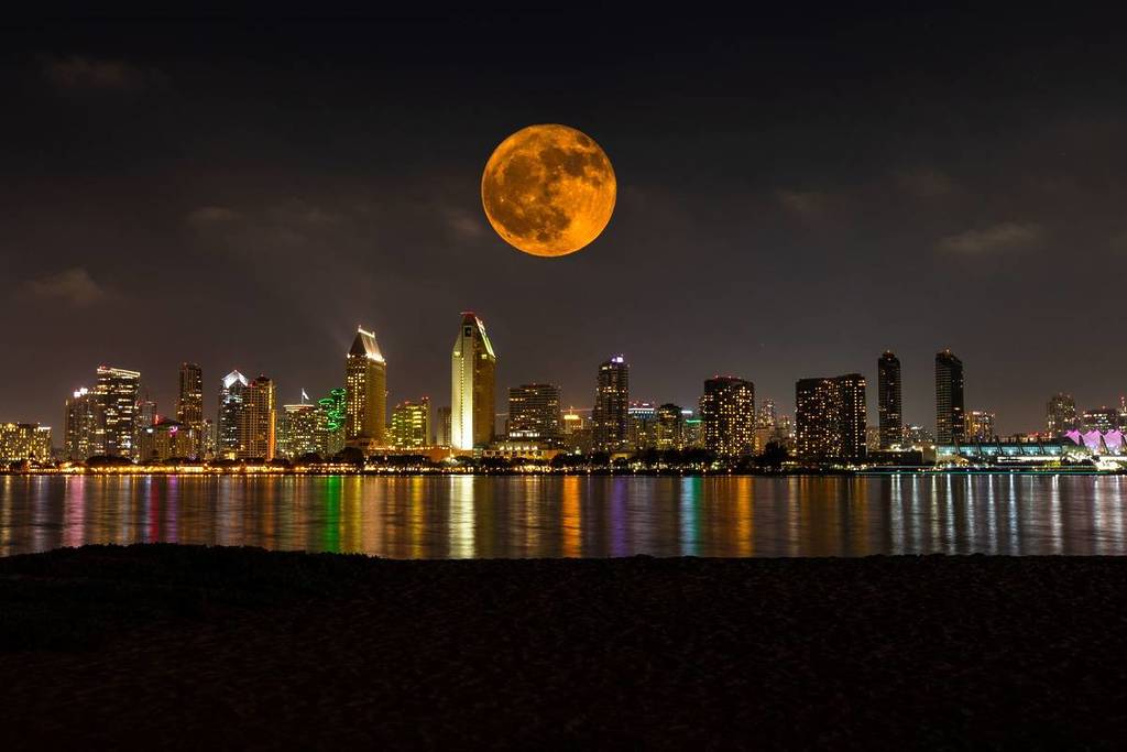 superluna luna llena sobre San Diego