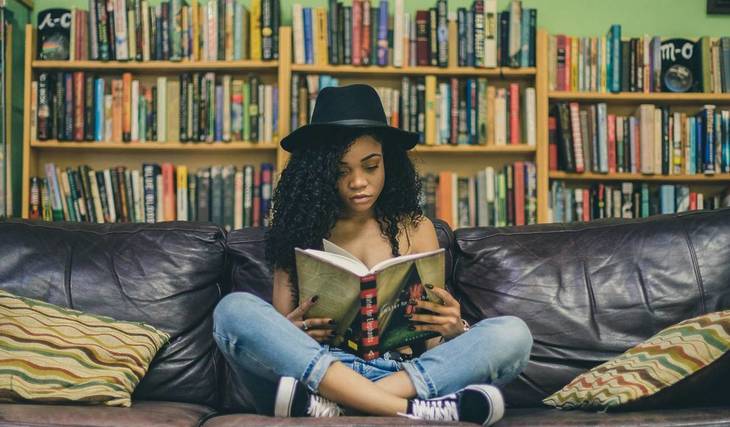 Olvídate de los clubes de lectura tradicionales: esta «hora feliz para introvertidos» se ha apoderado de San Diego, y no hay lecturas obligatorias.