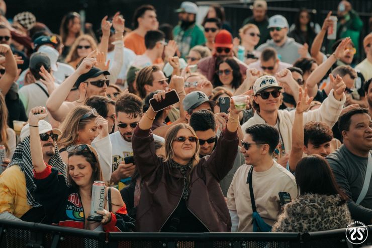 Gente en el festival CRSSD en San Diego