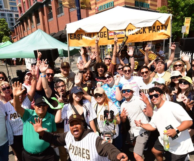 gente en una fiesta gratuita de los Padres