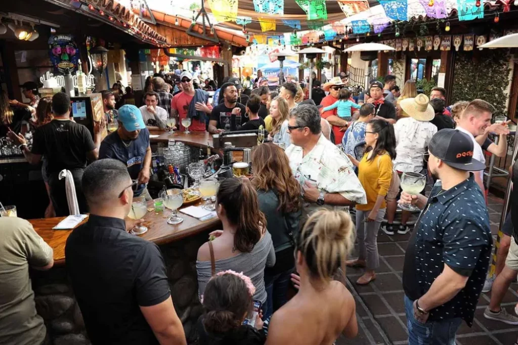 Gente celebrando el Cinco de Mayo en San Diego