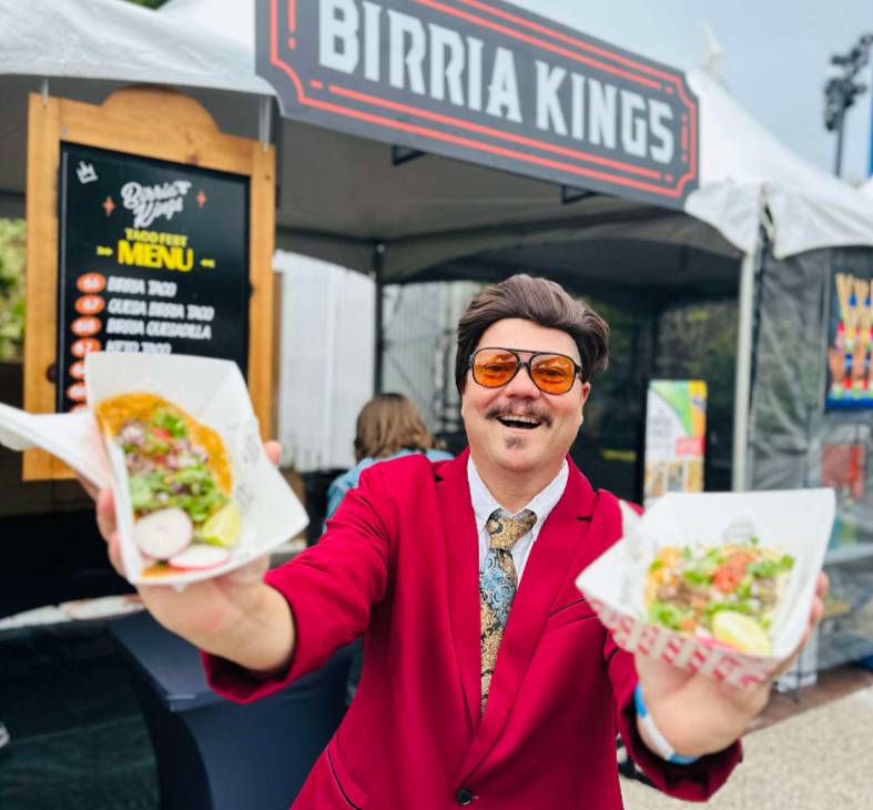 Hombre con tacos en un festival gastronómico en San Diego