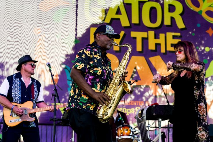 músico en el escenario de un festival de Mardi Gras