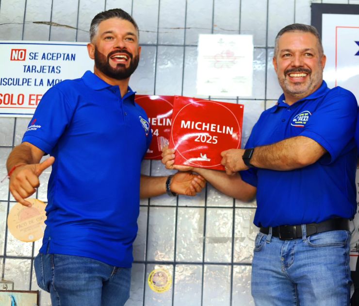 hombres junto al cartel de Michelin