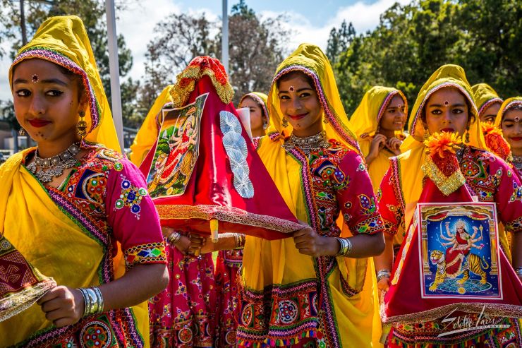 mujer practicando una tradición cultural