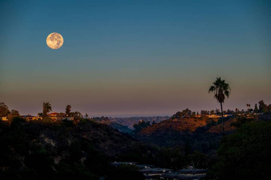 luna llena sobre San Diego