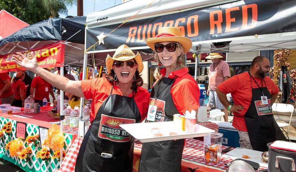Las históricas calles del casco antiguo de Tustin se transforman en una gran fiesta culinaria al aire libre con ollas de 75 litros de chili y una exposición de coches clásicos