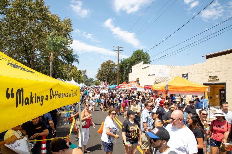 multitud en un festival callejero de chili en Tustin