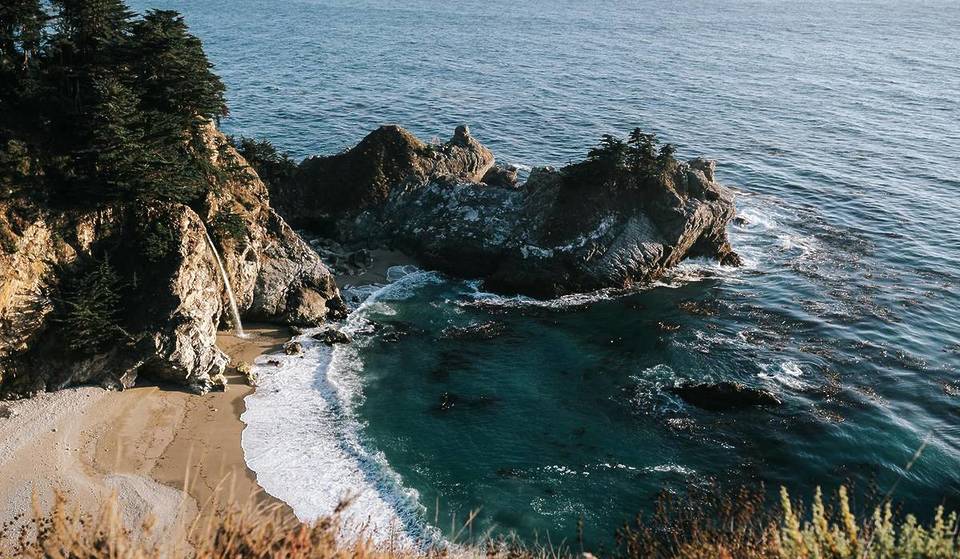 Solo hay 31 de estas raras cascadas oceánicas en el mundo, y California se enorgullece de albergar dos de ellas