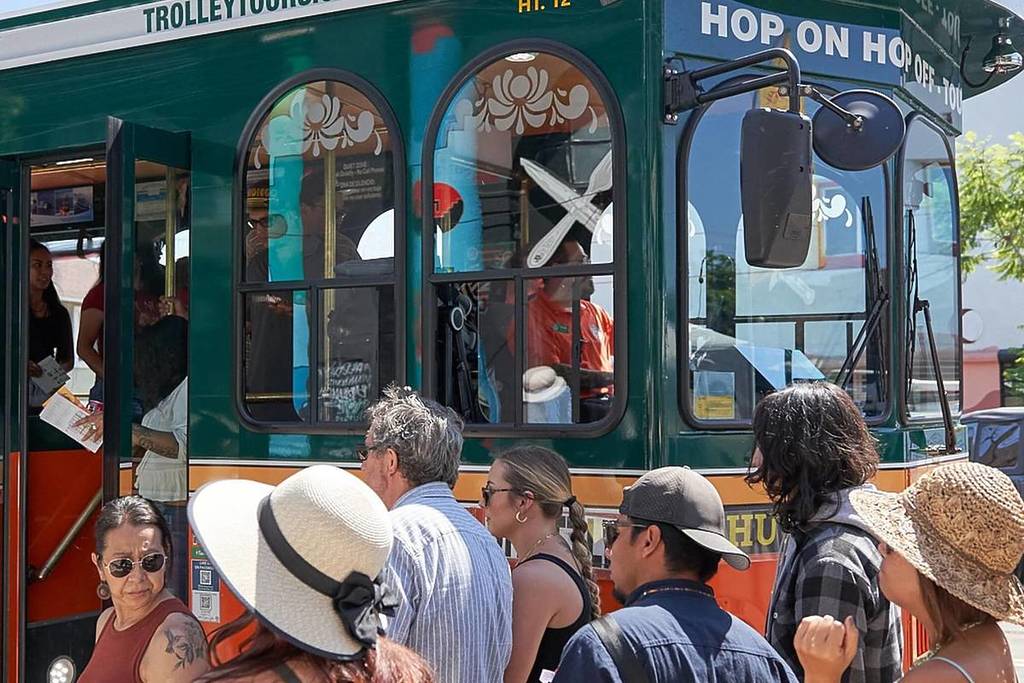 la gente en el festival Sabor Del Barrio en Barrio Logan, San Diego