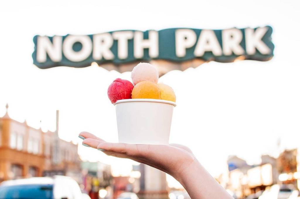 bolas de helado delante de un cartel de North Park en San Diego