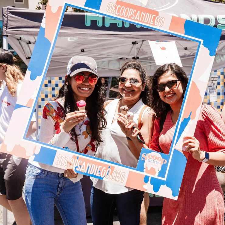 chicas posando en el Festival del Helado de San Diego
