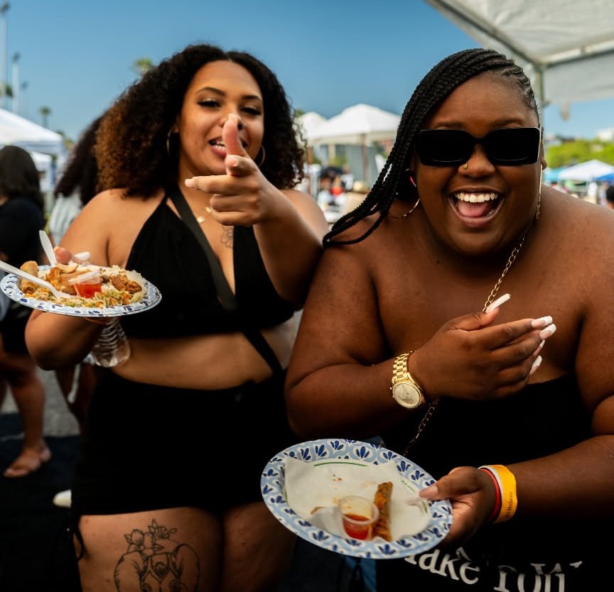 chica pasándoselo en grande en un festival del Juneteenth en San Diego