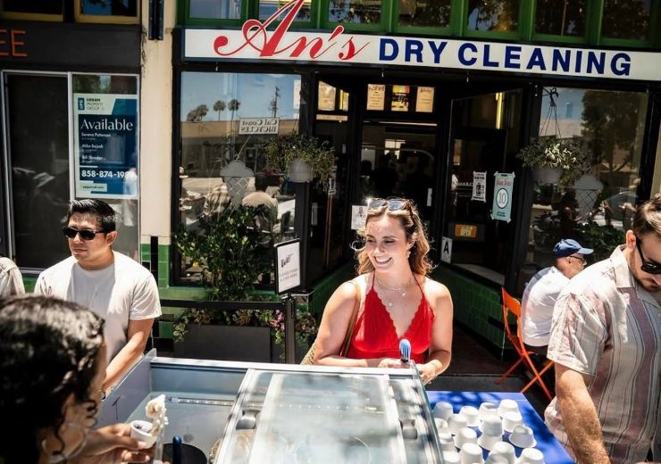 mujer probando helado en San Diego