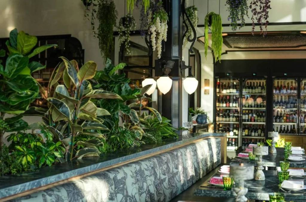 green decor inside À L'ouest San Diego