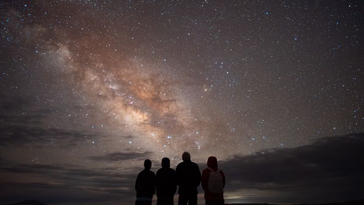 group of friends observing the Milky Way