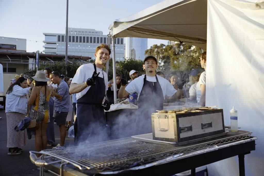 gente cocinando junto al agua en San Diego